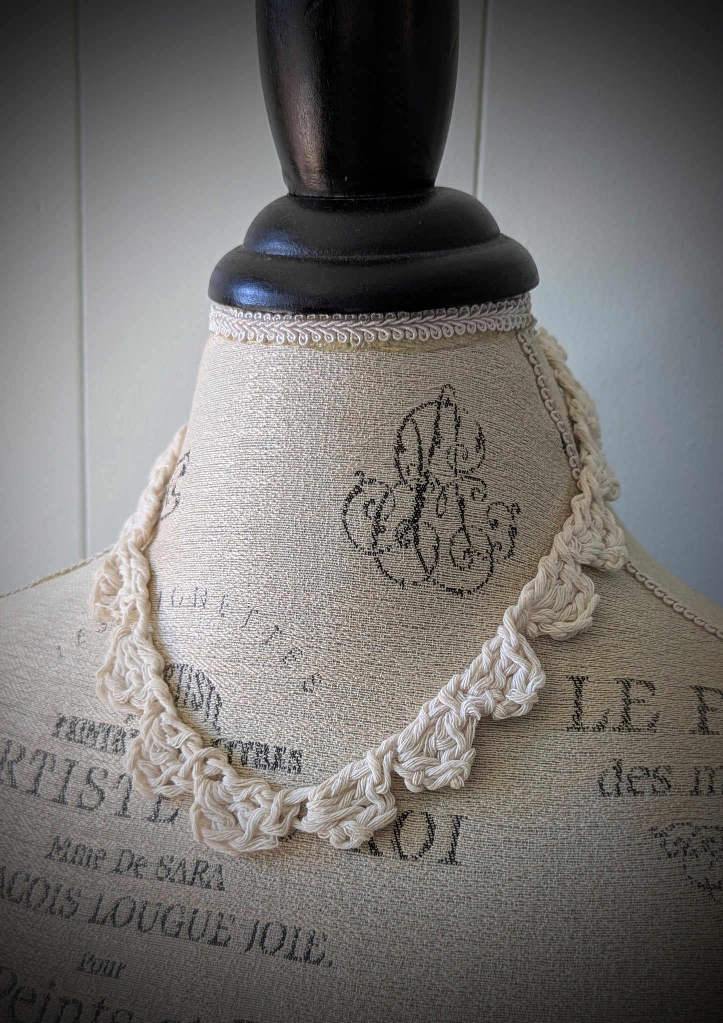 Crocheted Scallops Necklace